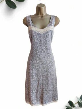 The always-popular loose-fitting dress